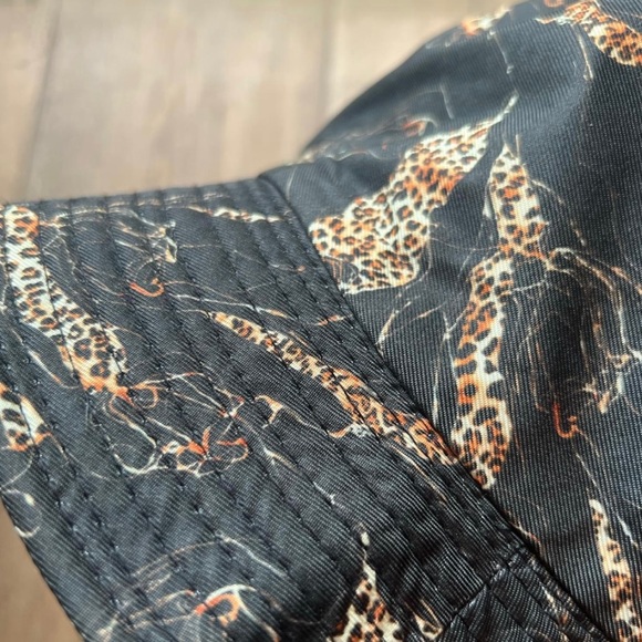 Reversible black bucket hat - Picture 2 of 3